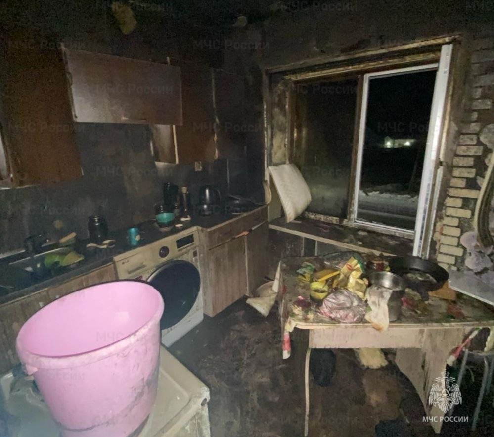 Пожарные поселка Прогресс спасли от огня и дыма  троих жителей многоэтажного дома