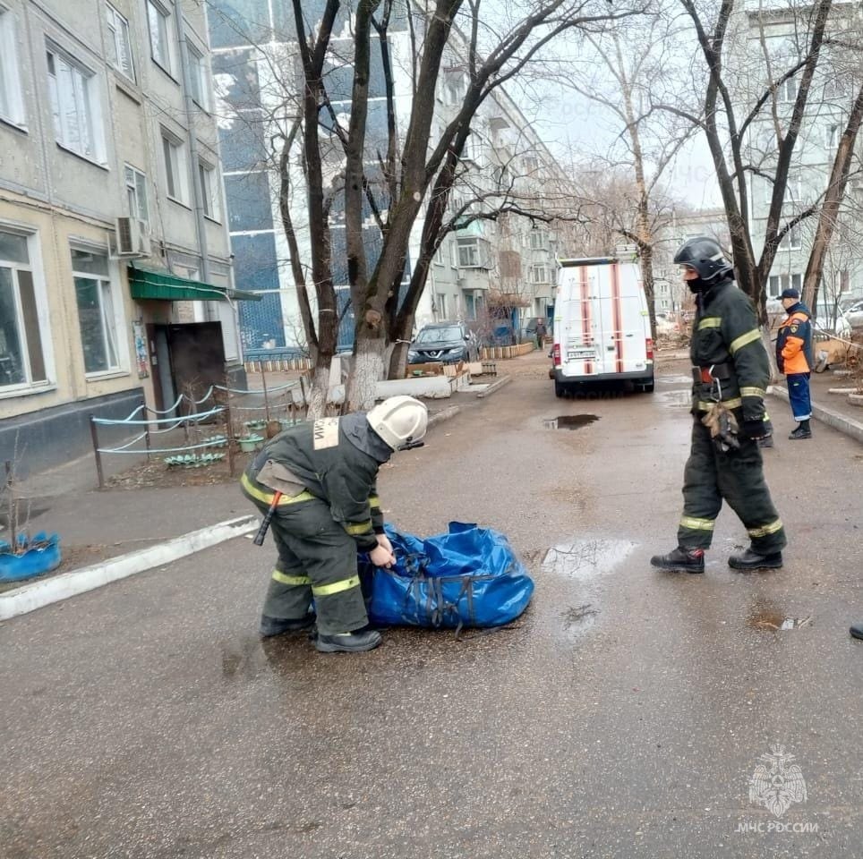 Огнеборцы пгт. Прогресс ликвидировали пожар в квартире четырехэтажного жилого дома Огнеборцы пгт. Прогресс ликвидировали пожар в квартире четырехэтажного жилого дома