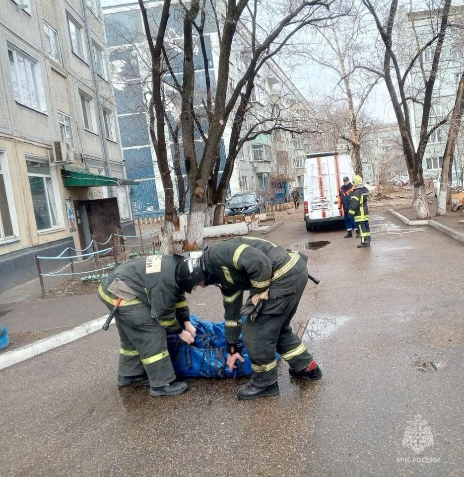 Огнеборцы пгт. Прогресс ликвидировали пожар в квартире четырехэтажного жилого дома Огнеборцы пгт. Прогресс ликвидировали пожар в квартире четырехэтажного жилого дома